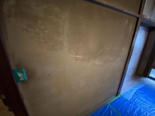 昔ながらの和室の砂壁、木枠塗装での塗替え工事